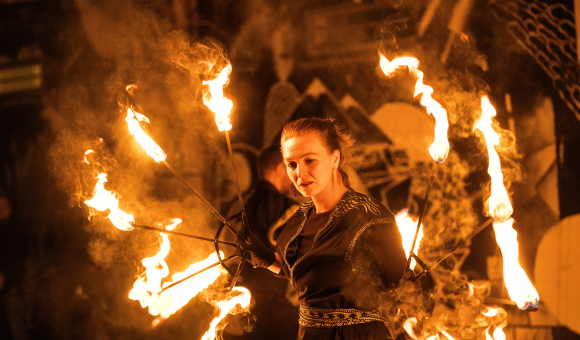 Die Feuershow der Gruppe Salamandre aus Rumänien