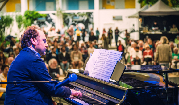 Der Pianist Stéphane Orlando aus der Föderation Wallonie-Brüssel bei seinem Auftritt bei Babylon Europa 2024